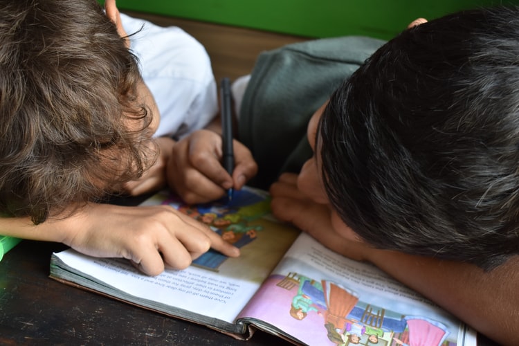 kids studying together