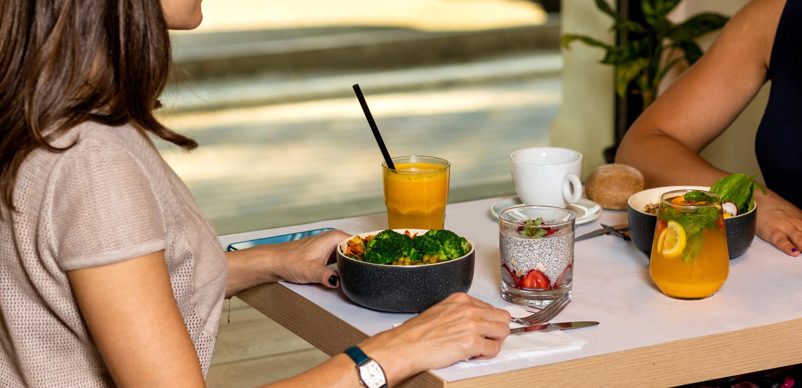 two women having a healthy lunch