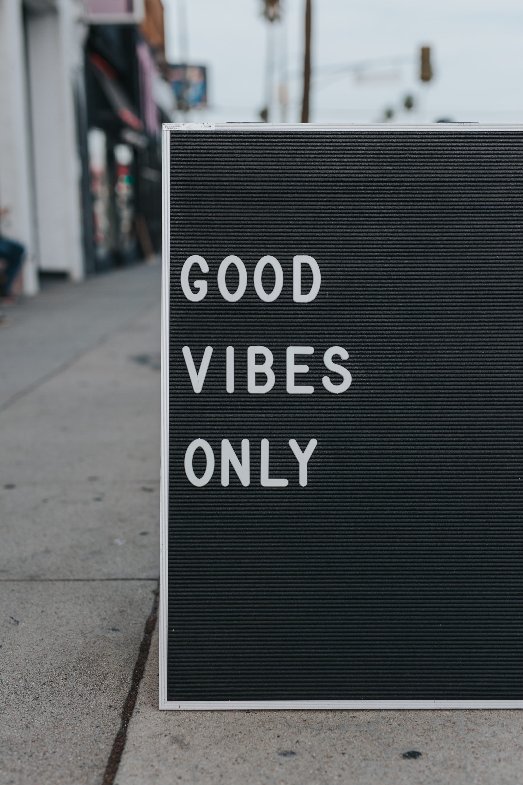 sign that reads "good vibes only"