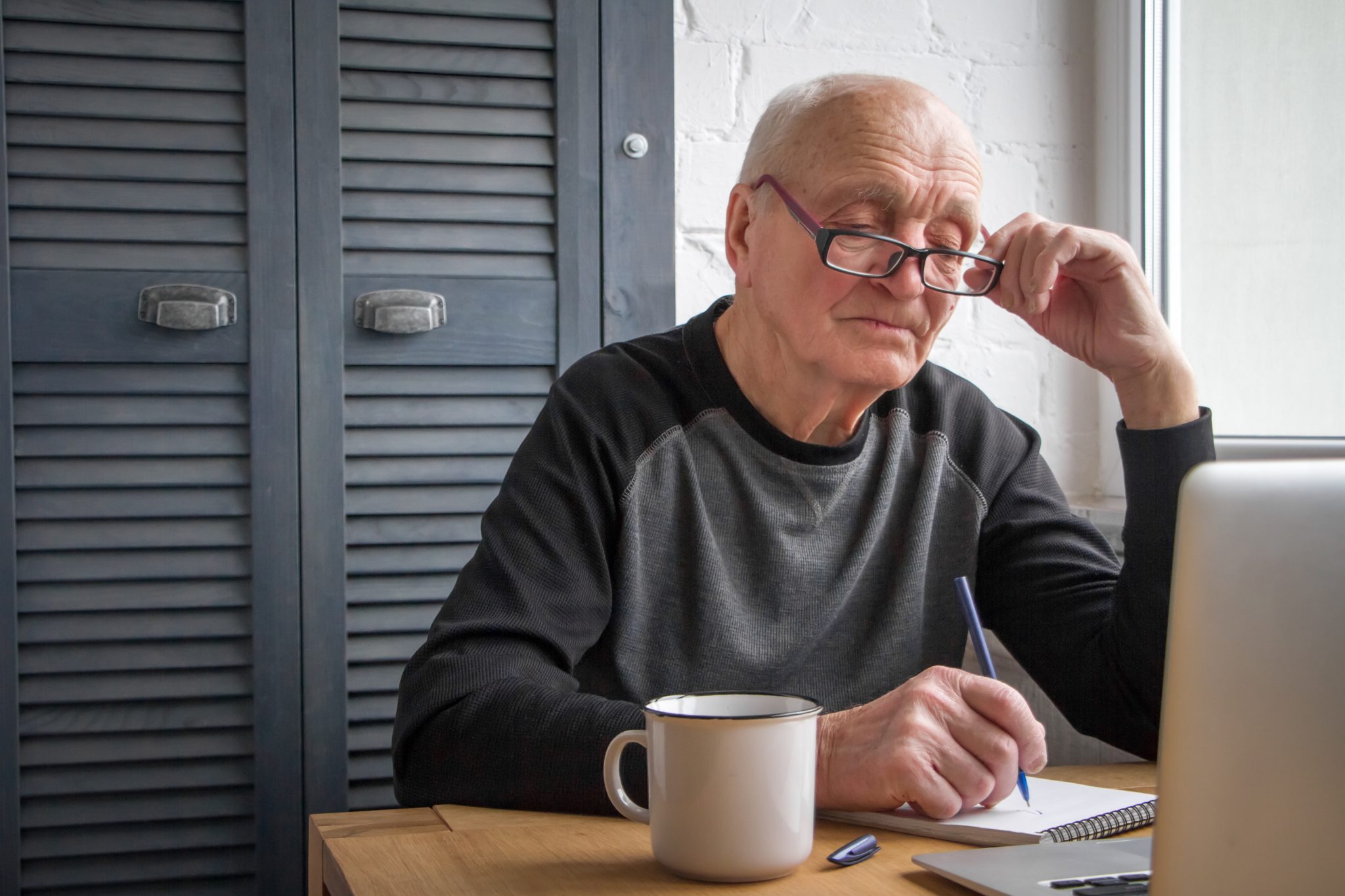 elderly-man-looks-laptop-screen Amphy