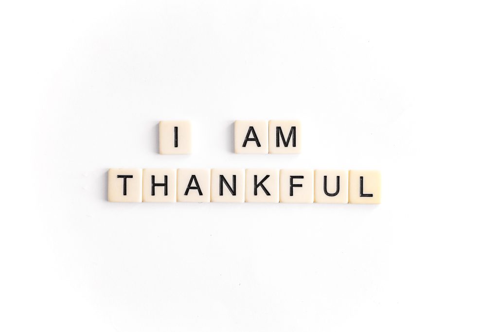 scrabble letters that read 'I am thankful'