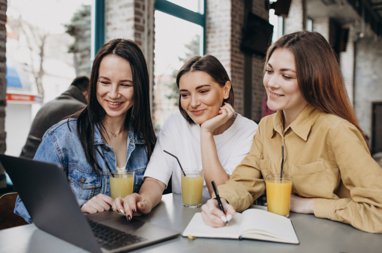 Study friends. Девушка в кафе на деловой встрече.